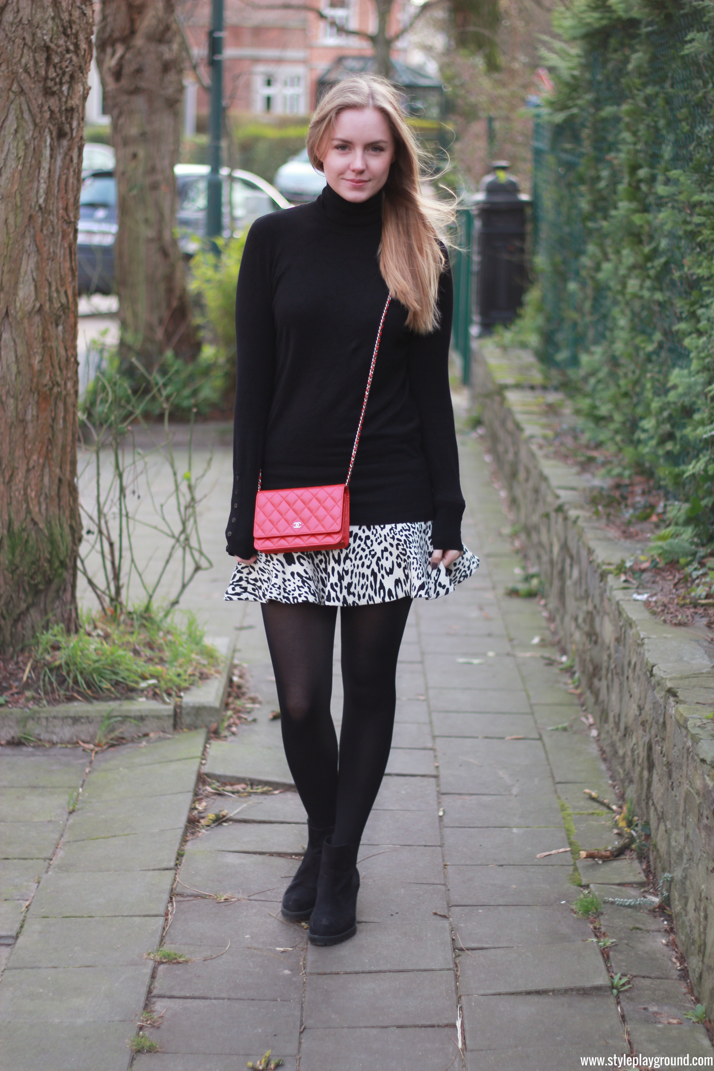 Caught in the wind /// www.styleplayground.com /// Zara jumper & skirt, Chanel wallet on chain & Primark booties