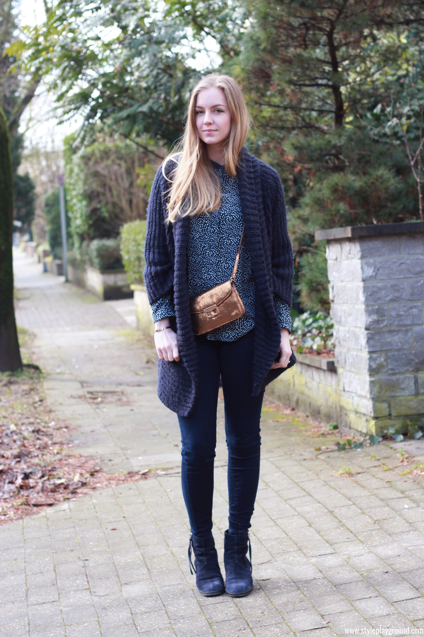 Axelle Blanpain of Style playground is wearing a Mango top, Zara knit, American Eagle jeggings, Acne boots & Marc by Marc Jacobs bag