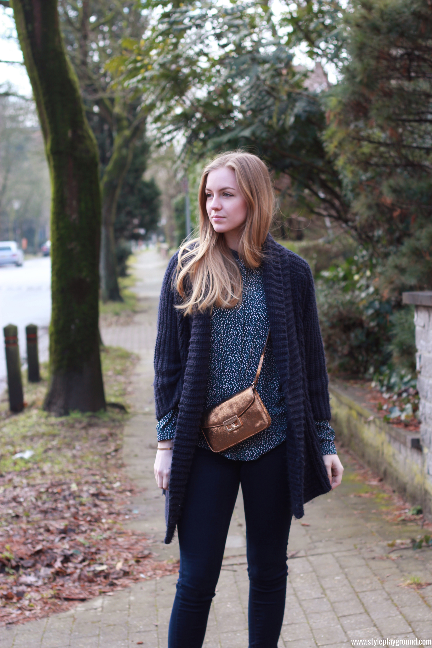 Axelle Blanpain of Style playground is wearing a Mango top, Zara knit, American Eagle jeggings, Acne boots & Marc by Marc Jacobs bag