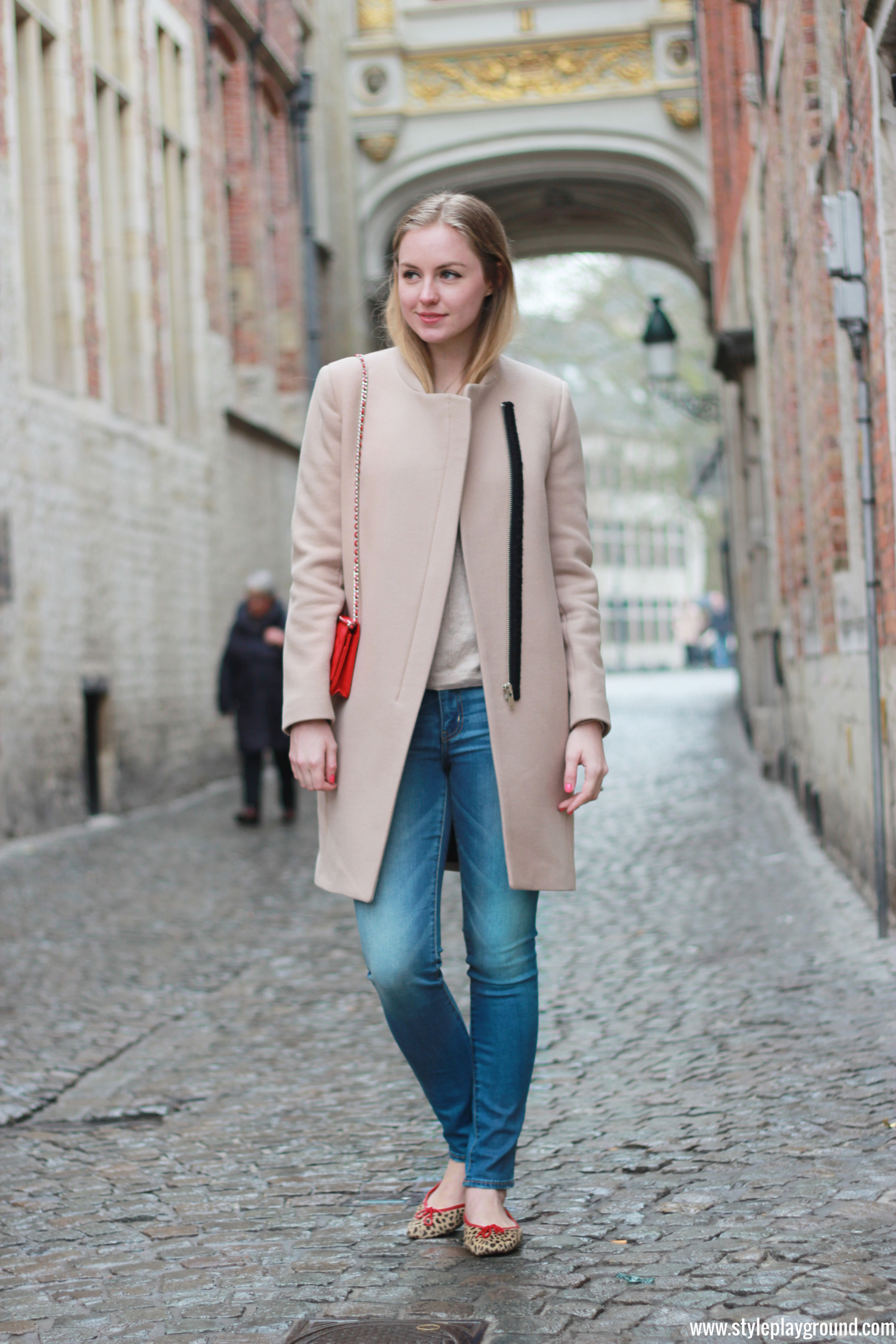 Axelle Blanpain of Style playground is wearing a Zara coat, American Eagle jeggings, French sole flats and Chanel WOC