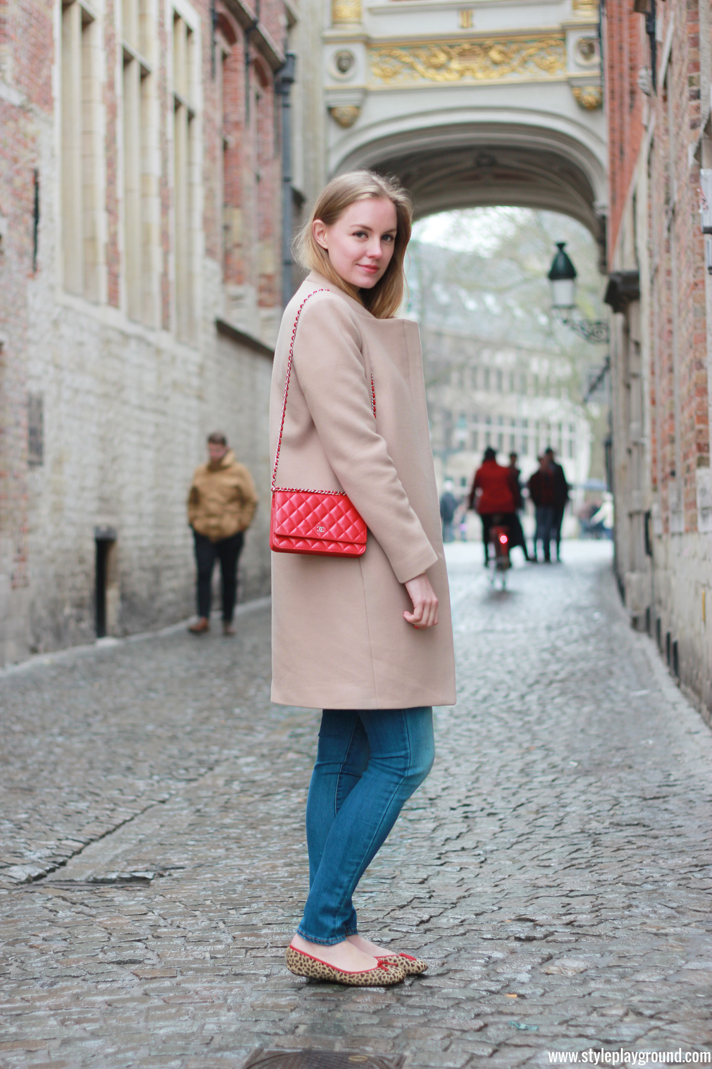 Axelle Blanpain of Style playground is wearing a Zara coat, American Eagle jeggings, French sole flats and Chanel WOC