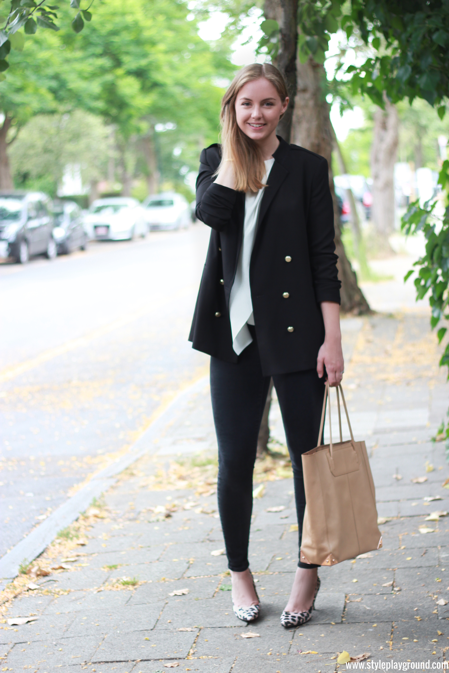 Axelle Blanpain from Style playground is wearing a H&M blazer, & other stories top, J Brand skinny jeans, Whistles pumps & Alexander Wang Prisma bag.
