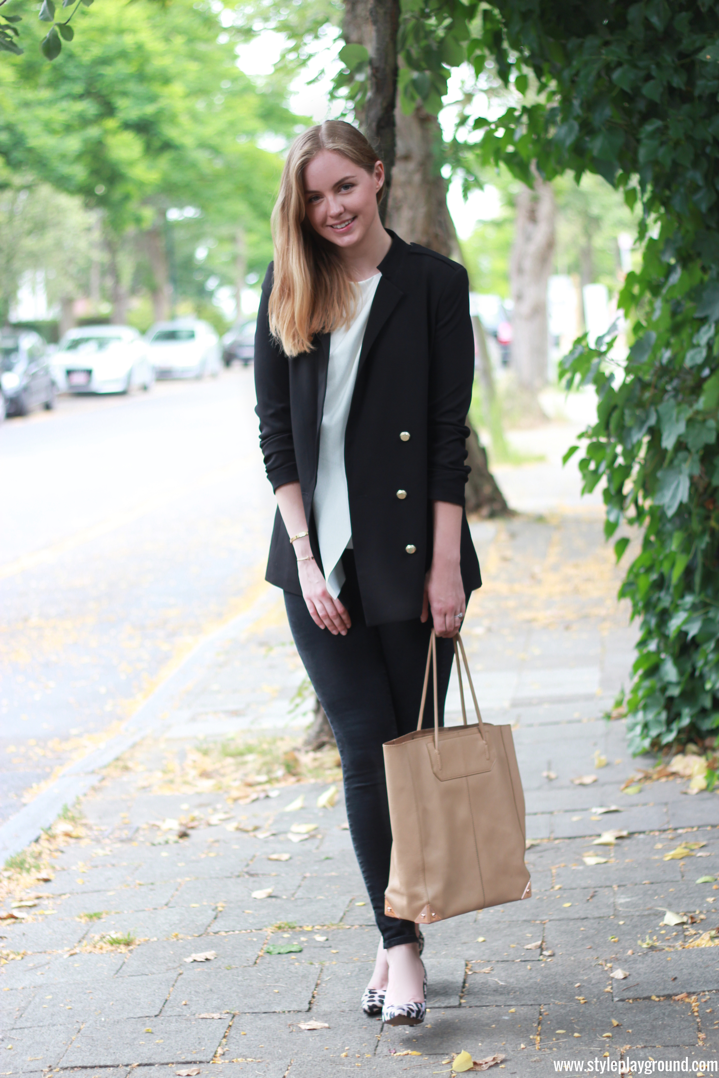 Axelle Blanpain from Style playground is wearing a H&M blazer, & other stories top, J Brand skinny jeans, Whistles pumps & Alexander Wang Prisma bag.