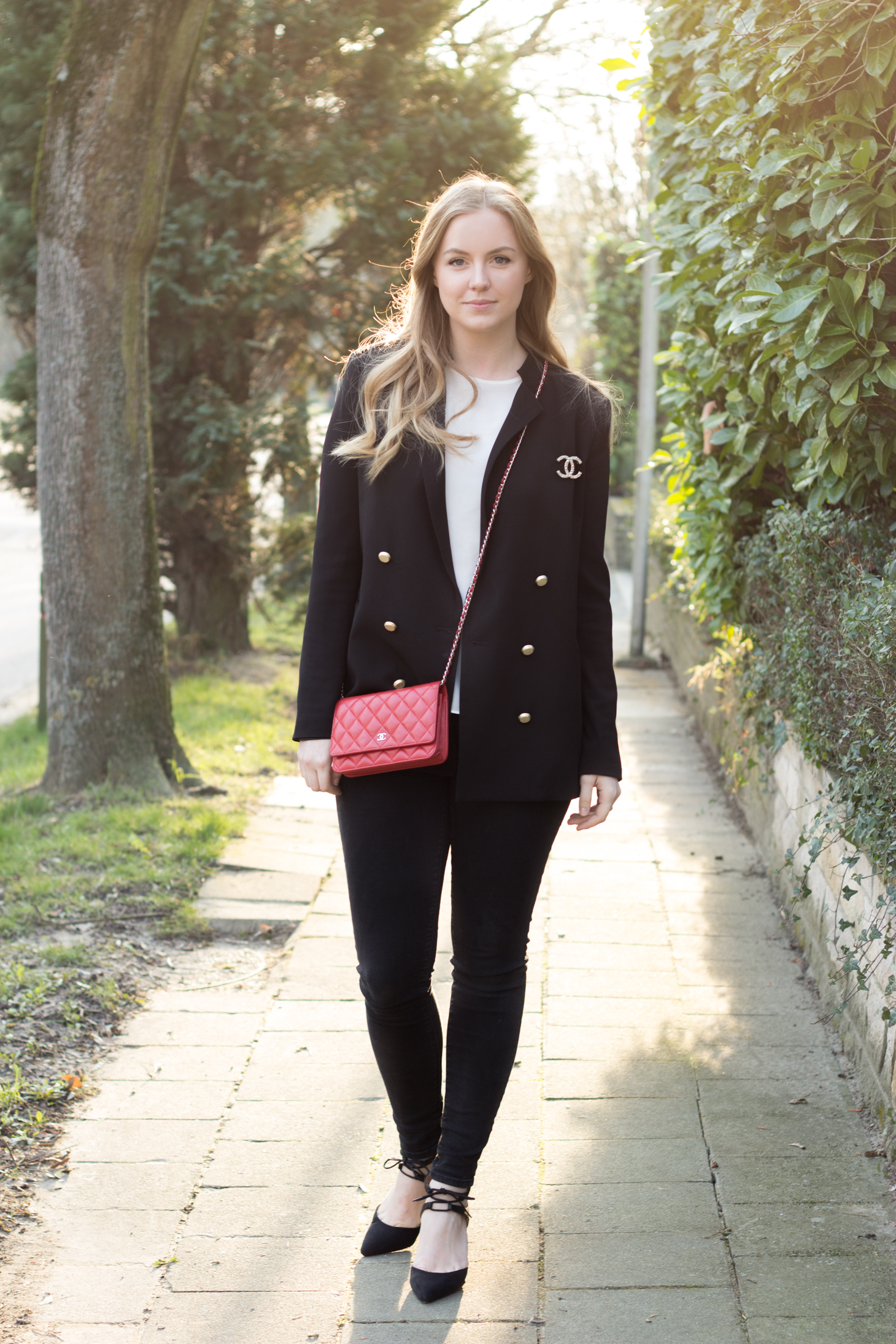 Axelle Blanpain is wearing a Chanel red wallet on chain, H&M blazer, Mango top, American Eagle jeggings & Dorothy Perkins shoes