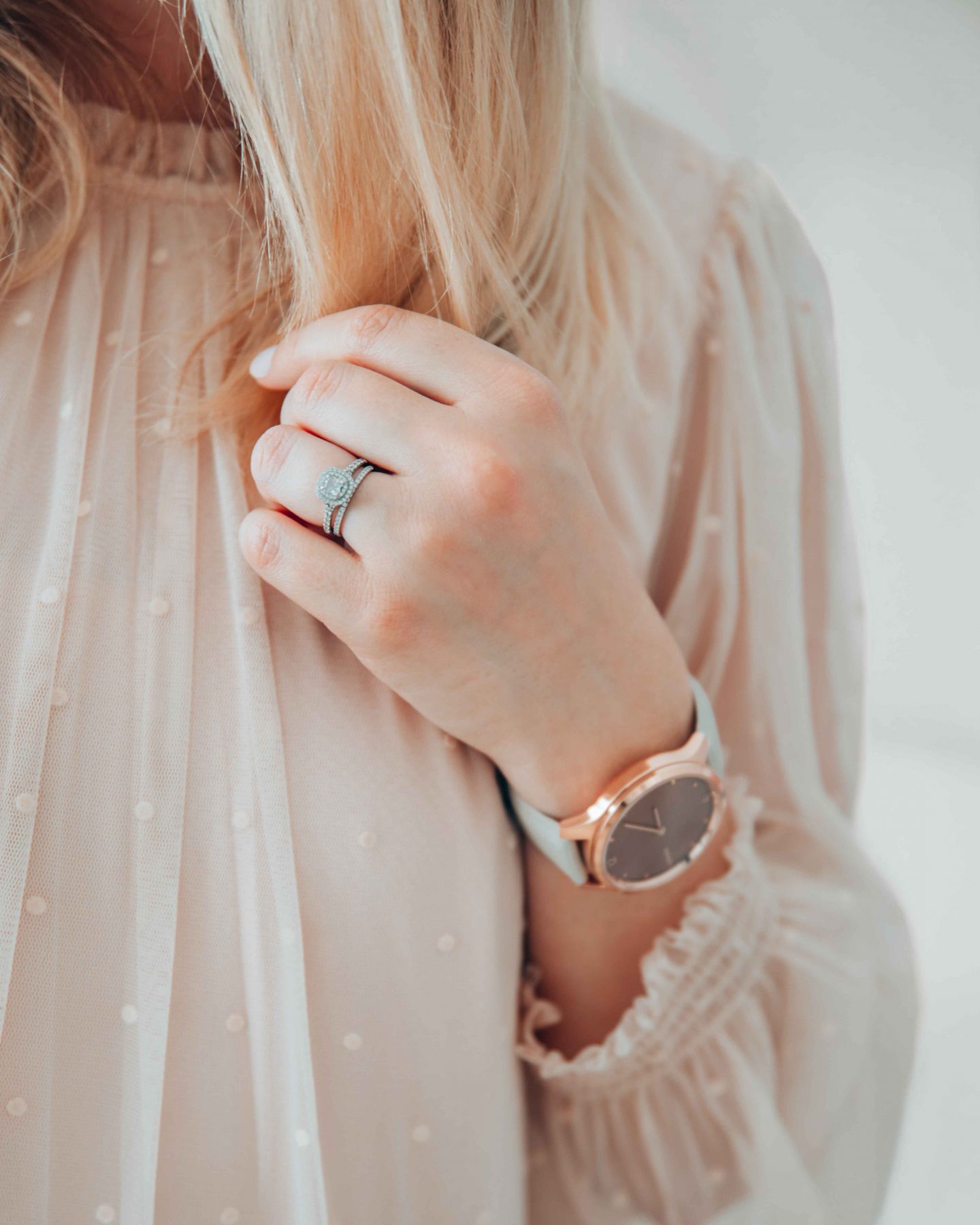 axelle-blanpain-garmin-vivomove-luxe-wedding-band
